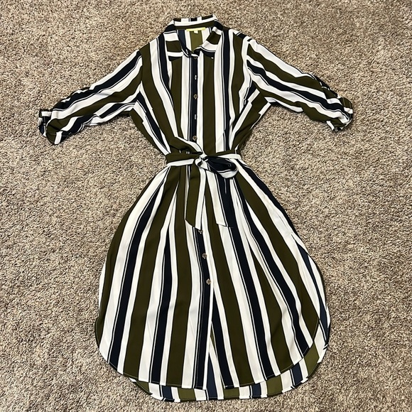 Gianni Bini, size 10, button down dress with belt.  Slits on sides. - Picture 1 of 7